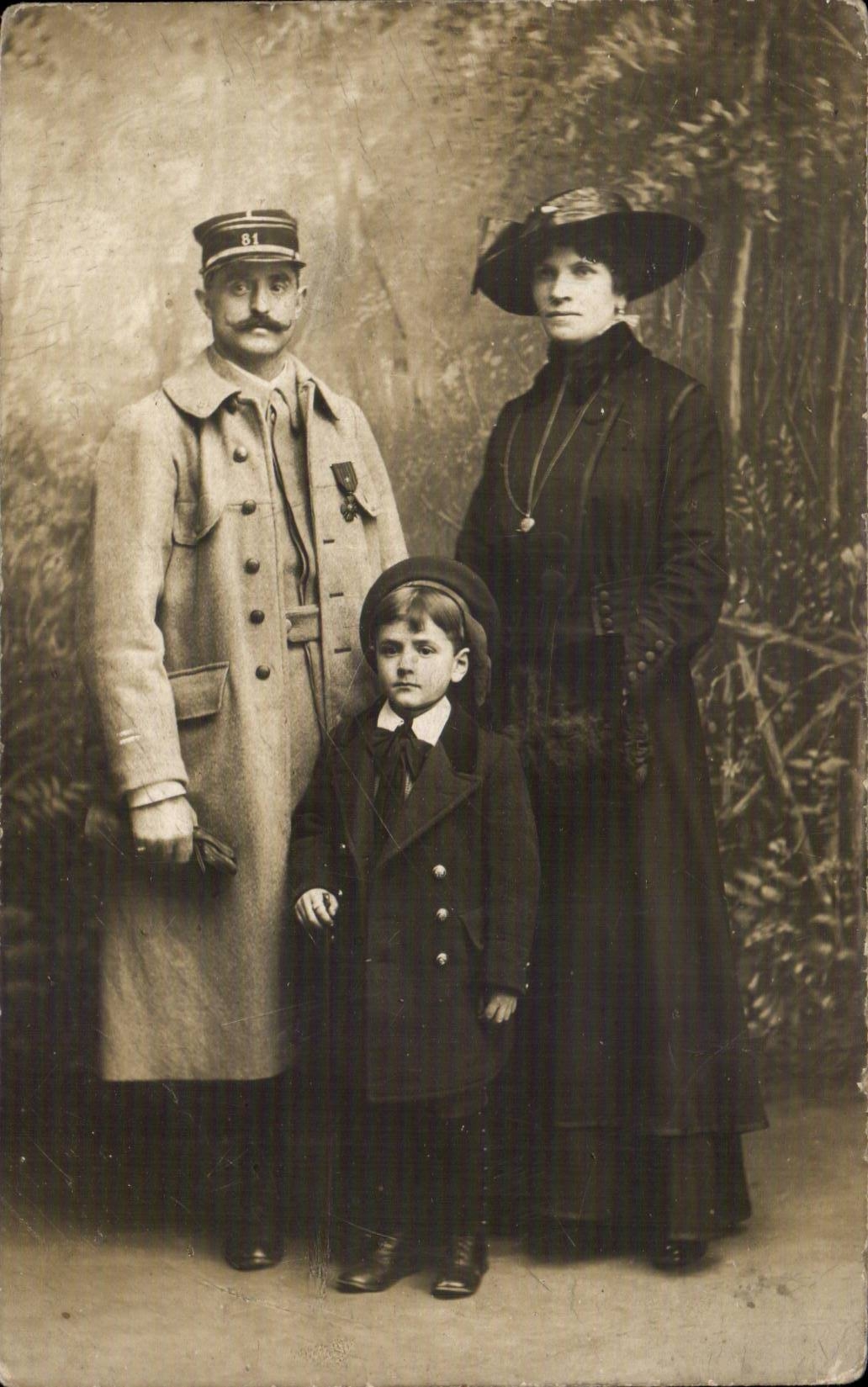 CARTE PHOTO Soldat decore Militaria 