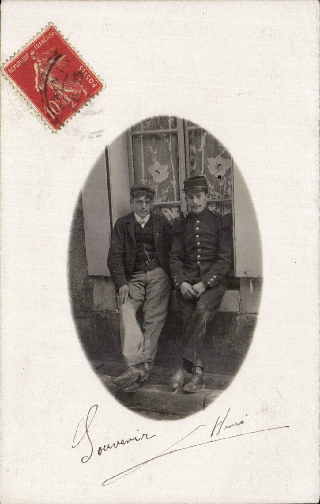 Deux hommes — un en uniforme militaire — souvenir Henri