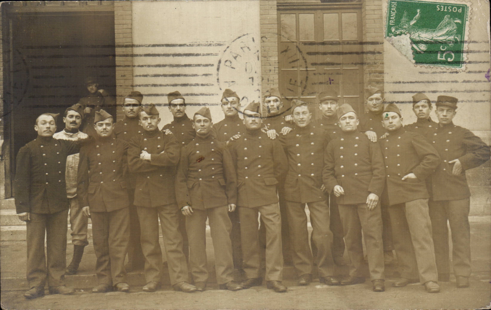 CARTE PHOTO Soldats Militaria Paris 