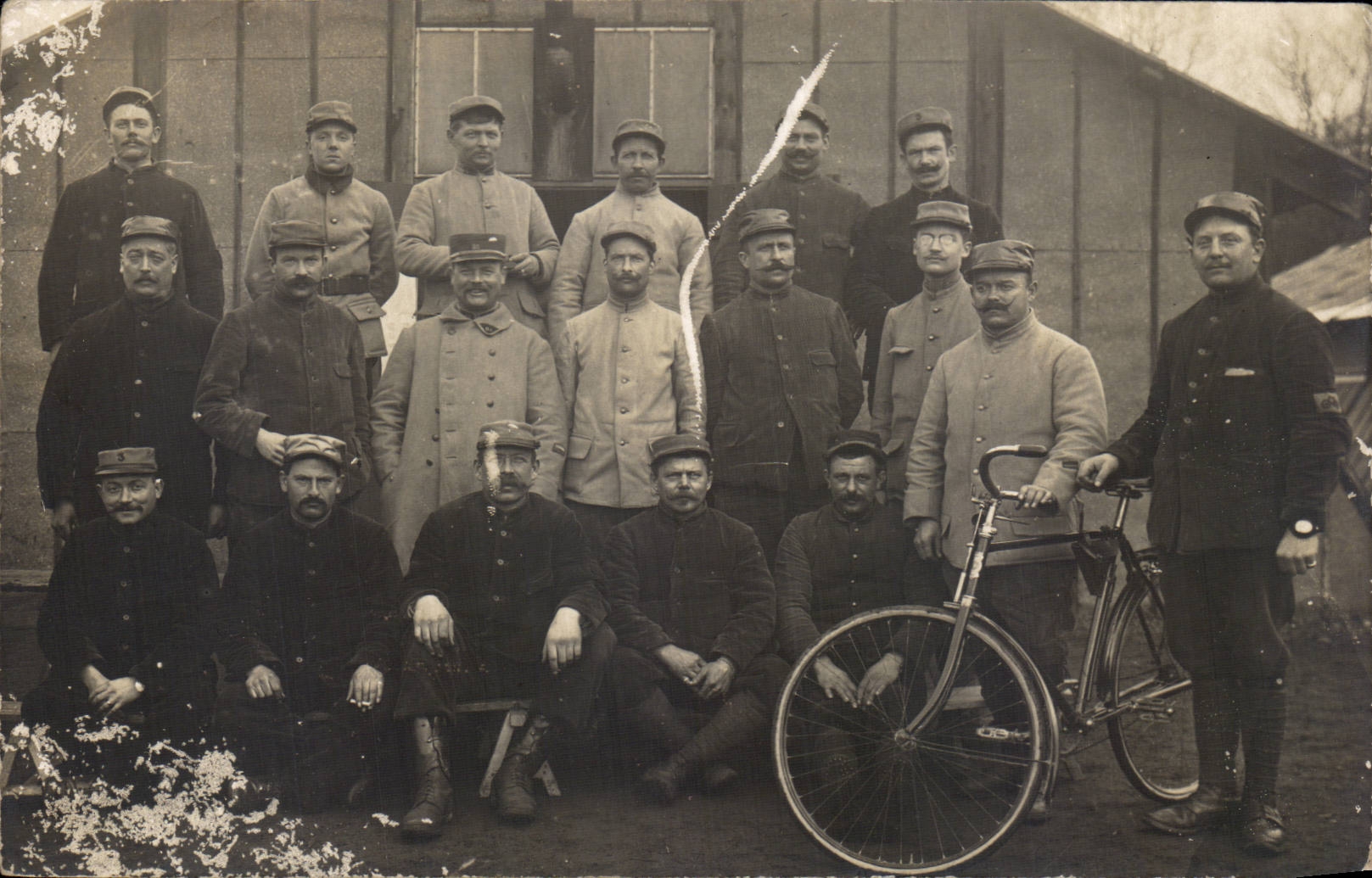 Groupe de soldats — devant un bâtiment — éditeur inconnu