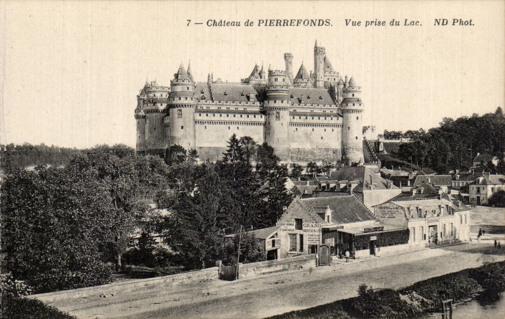 Château de PIERREFONDS — Vue prise du Lac — ND Phot.