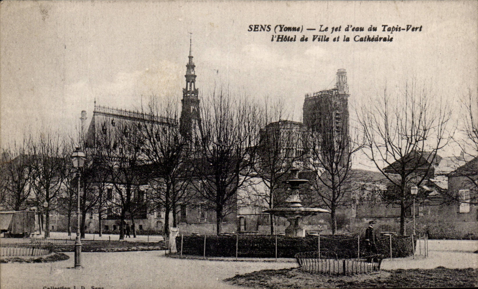 SENS (Yonne) — Le jet d'eau du Tapis-Vert — l'Hôtel de Ville et la Cathédrale