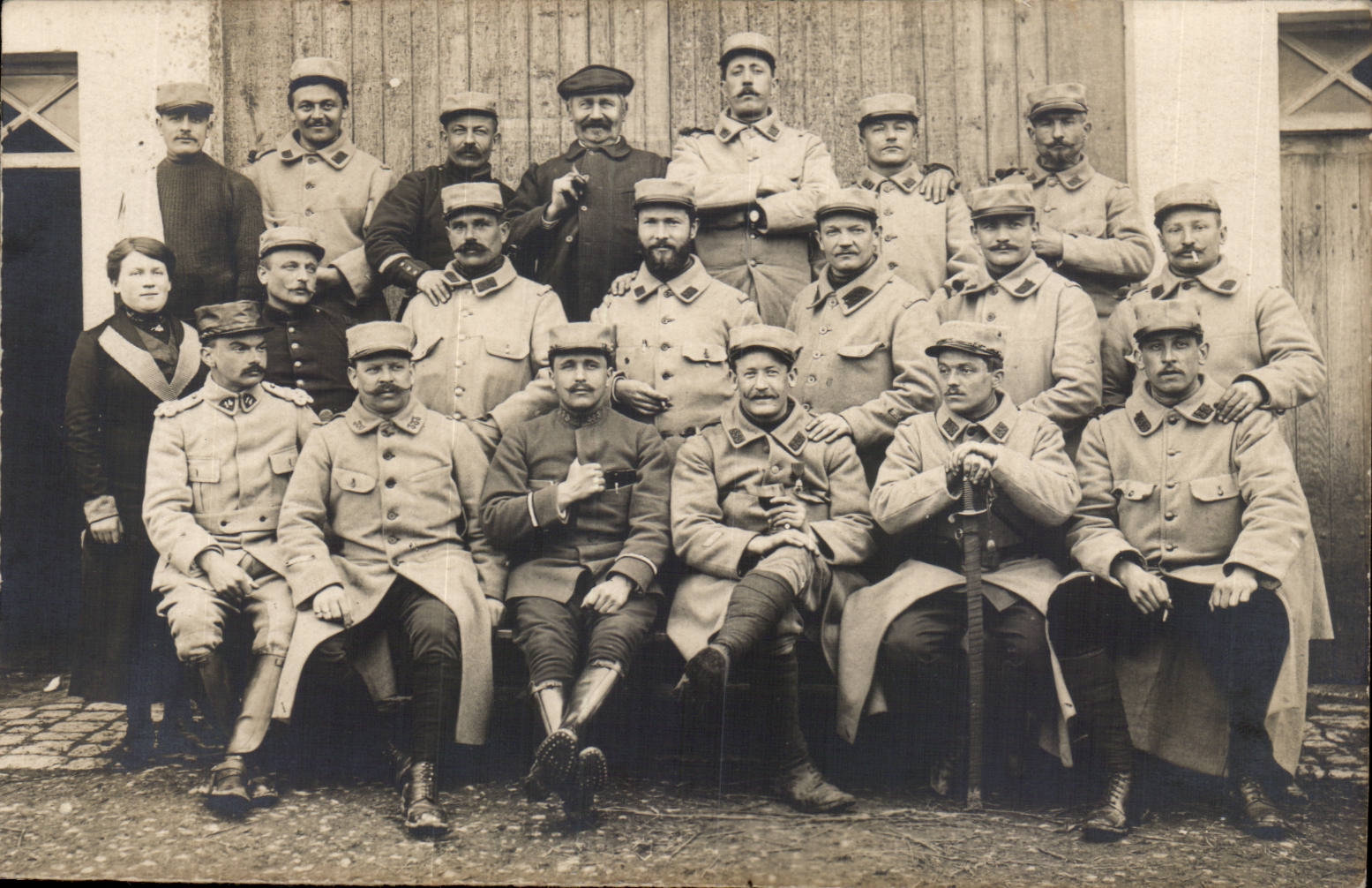 Groupe de soldats et d'un officier — France — éditeur CPAPHIL, n° de série non visible