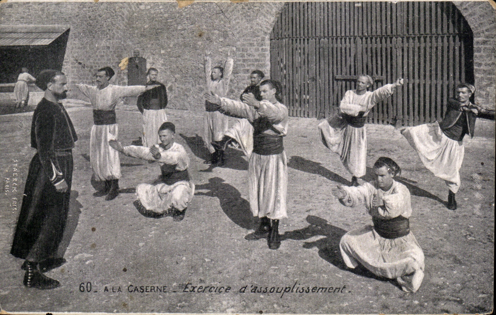 CPA Militaria A la caserne Exercice d assouplissement 