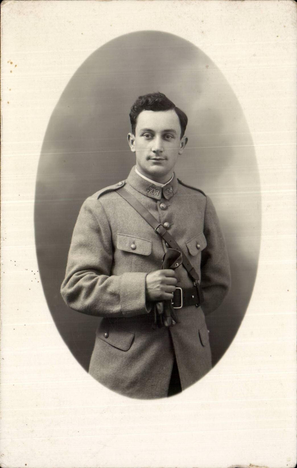 Soldat en uniforme — portrait studio — A. MEYER, Luneville