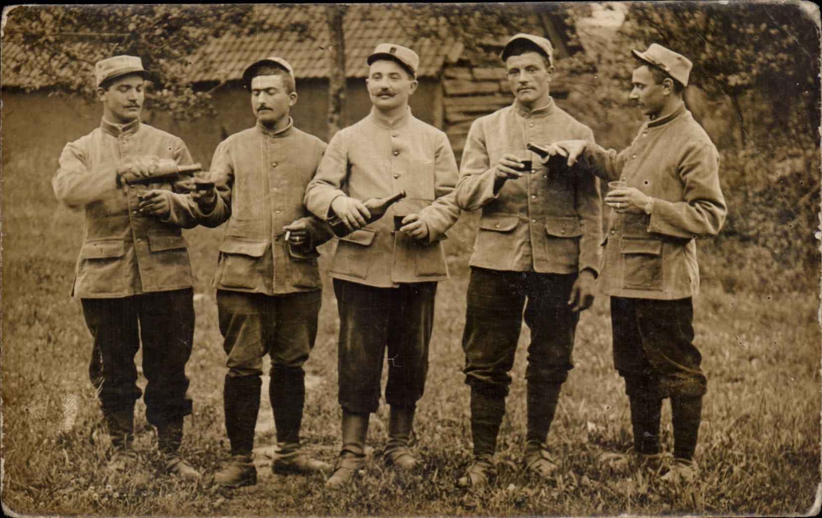 Cinq soldats en uniforme — buvant — éditeur B. Sullerminot, Bospflug et Cie, Paris
