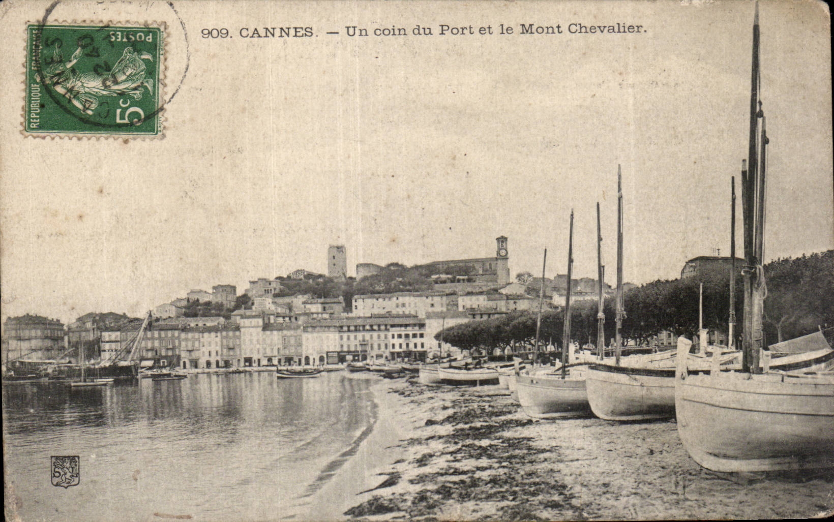 Cannes - Un coin du Port et le Mont Chevalier - CPA 