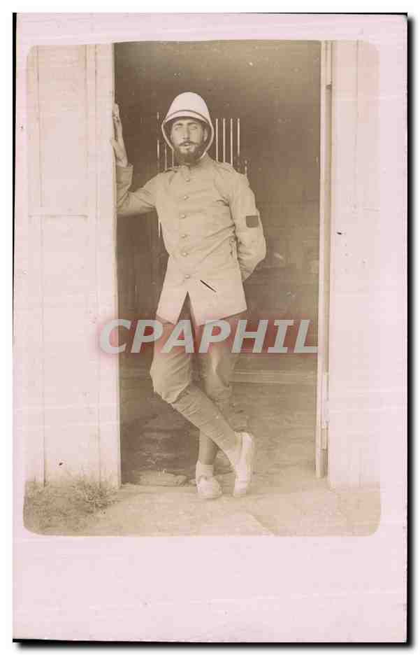 Soldado en uniforme — pose frente a una puerta — sin editor ni número visible