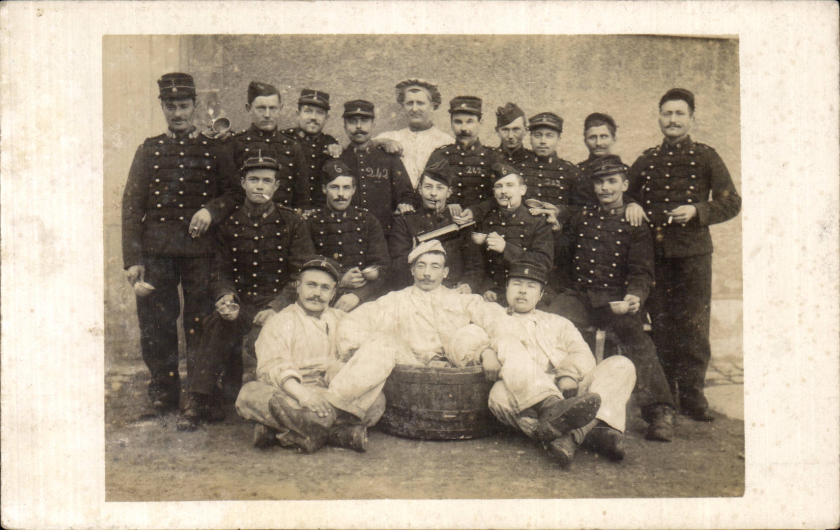 Groupe de militaires — 20 hommes en uniforme — Gallennat, Basaphia et Cie - Tarn