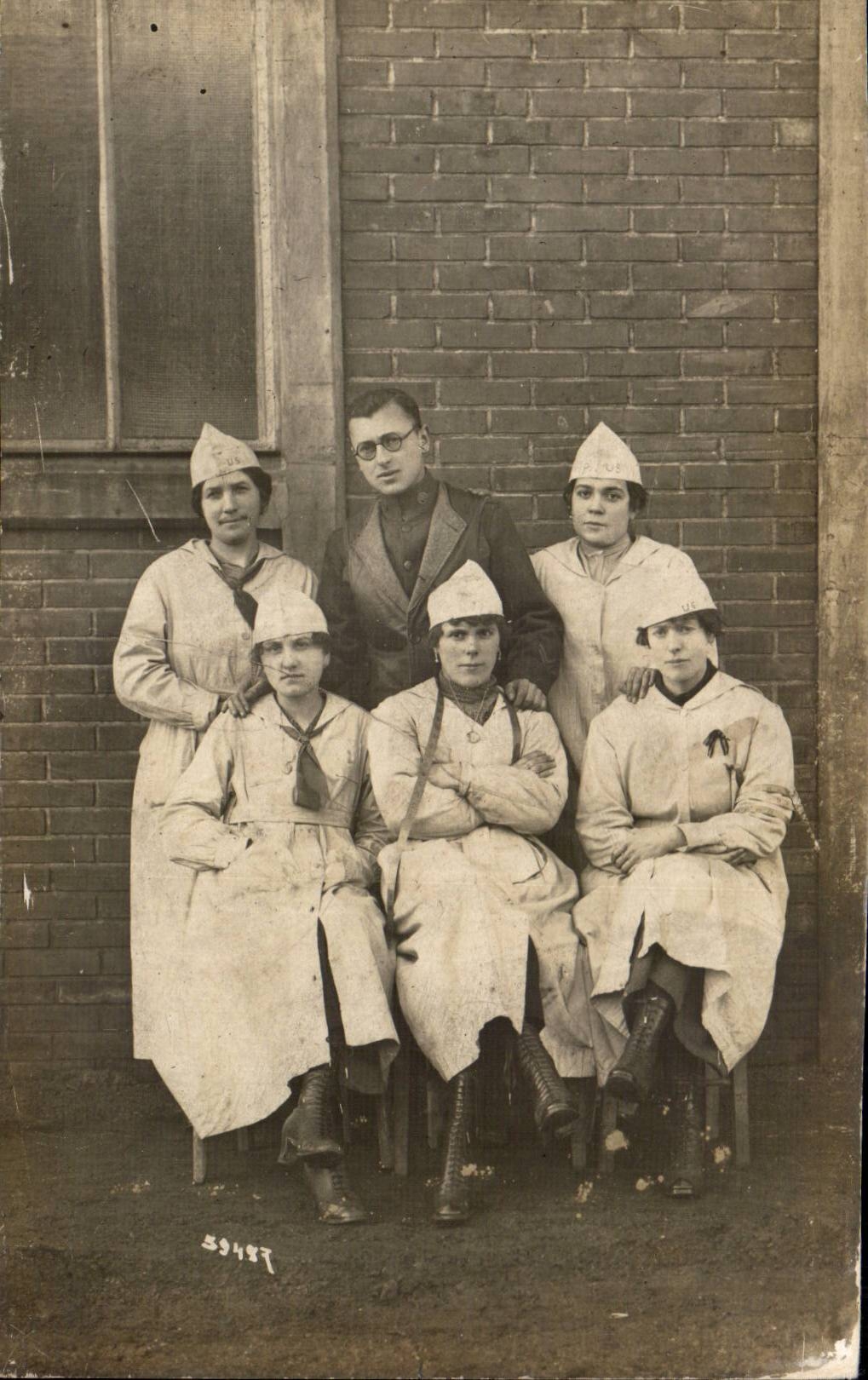 Groupe de soignantes et un homme — devant un mur de briques — éditeur inconnu, n° de série 59487