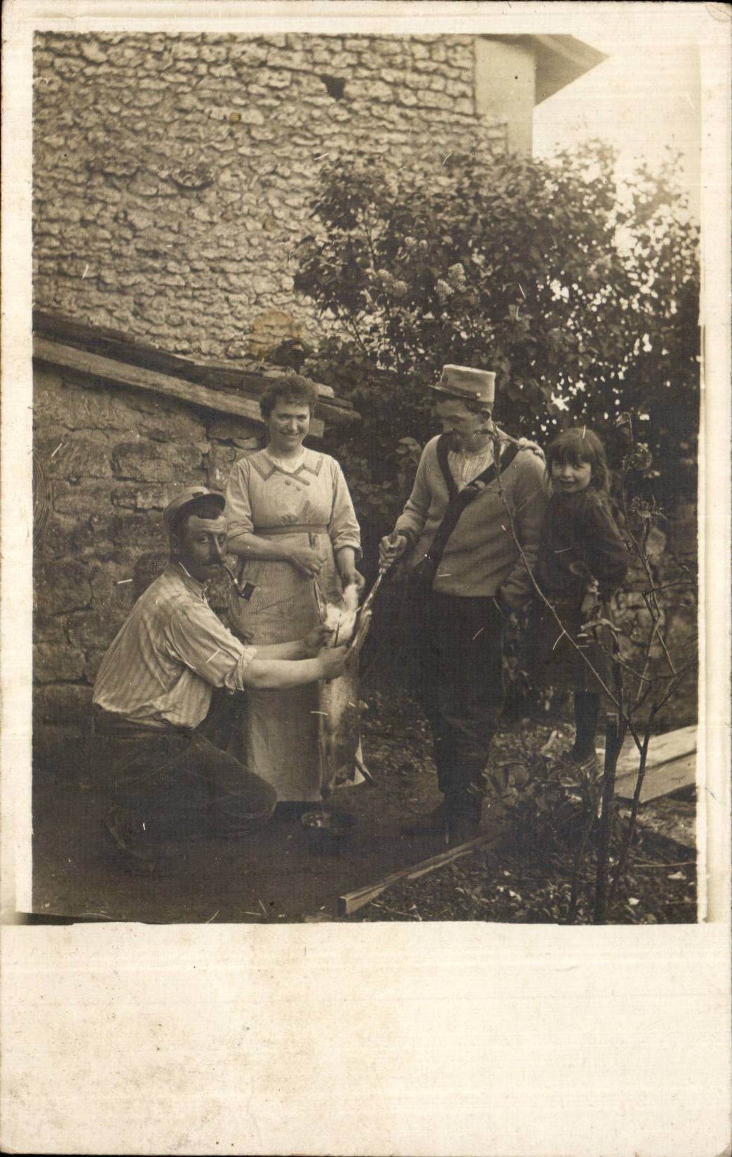 Familia frente a un muro de piedra — escena de vida rural — R. Guillaminot Beaupuy y C° - París