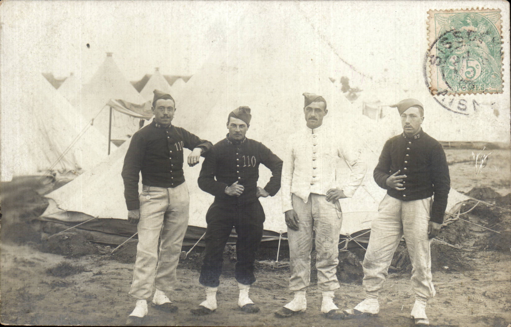 Quatre soldats en tenue de campagne — camp militaire — éditeur R. Goffinminot, Paris, n° de série non visible