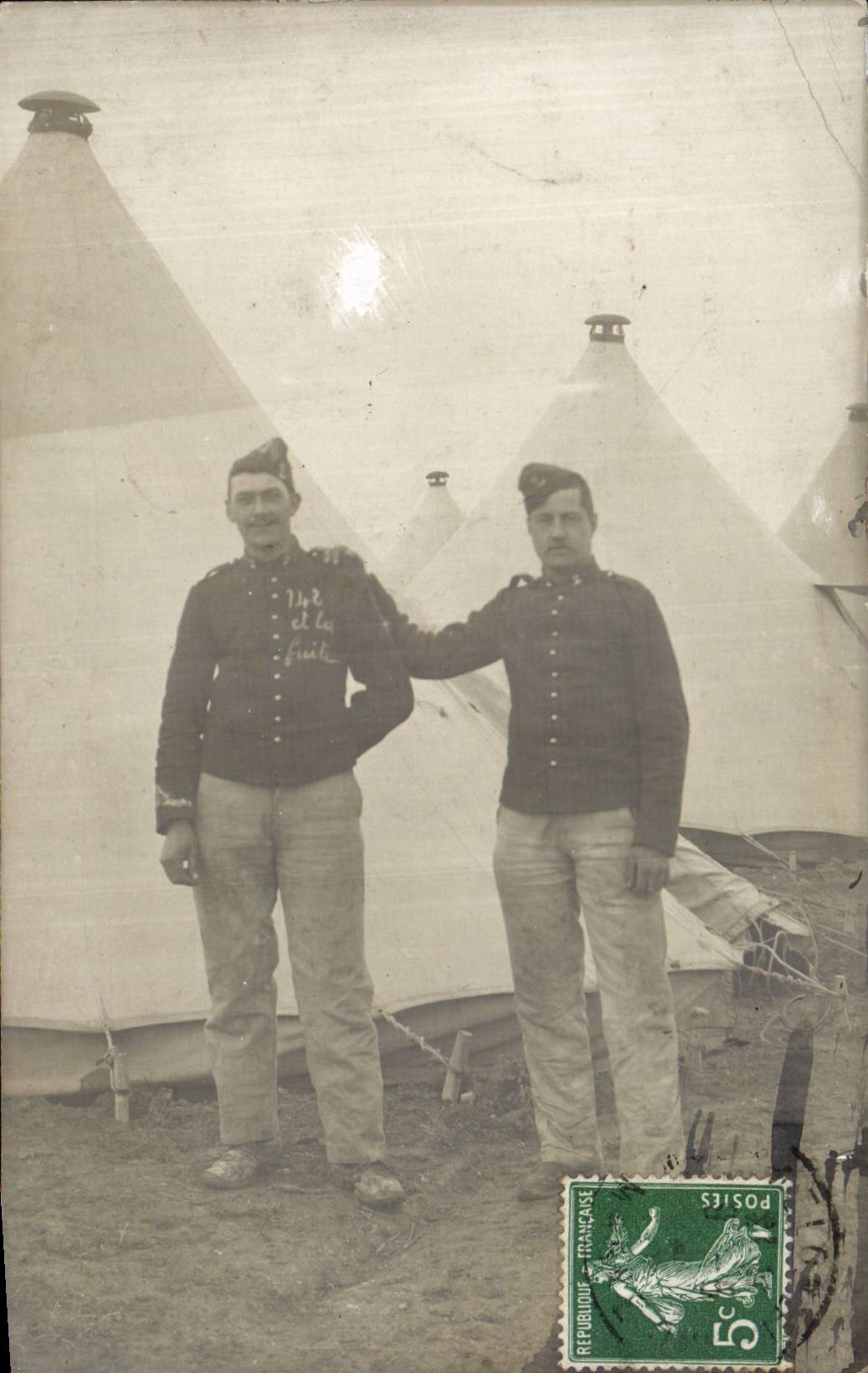 Due soldati in uniforme — campo militare — editore sconosciuto, numero di serie non visibile