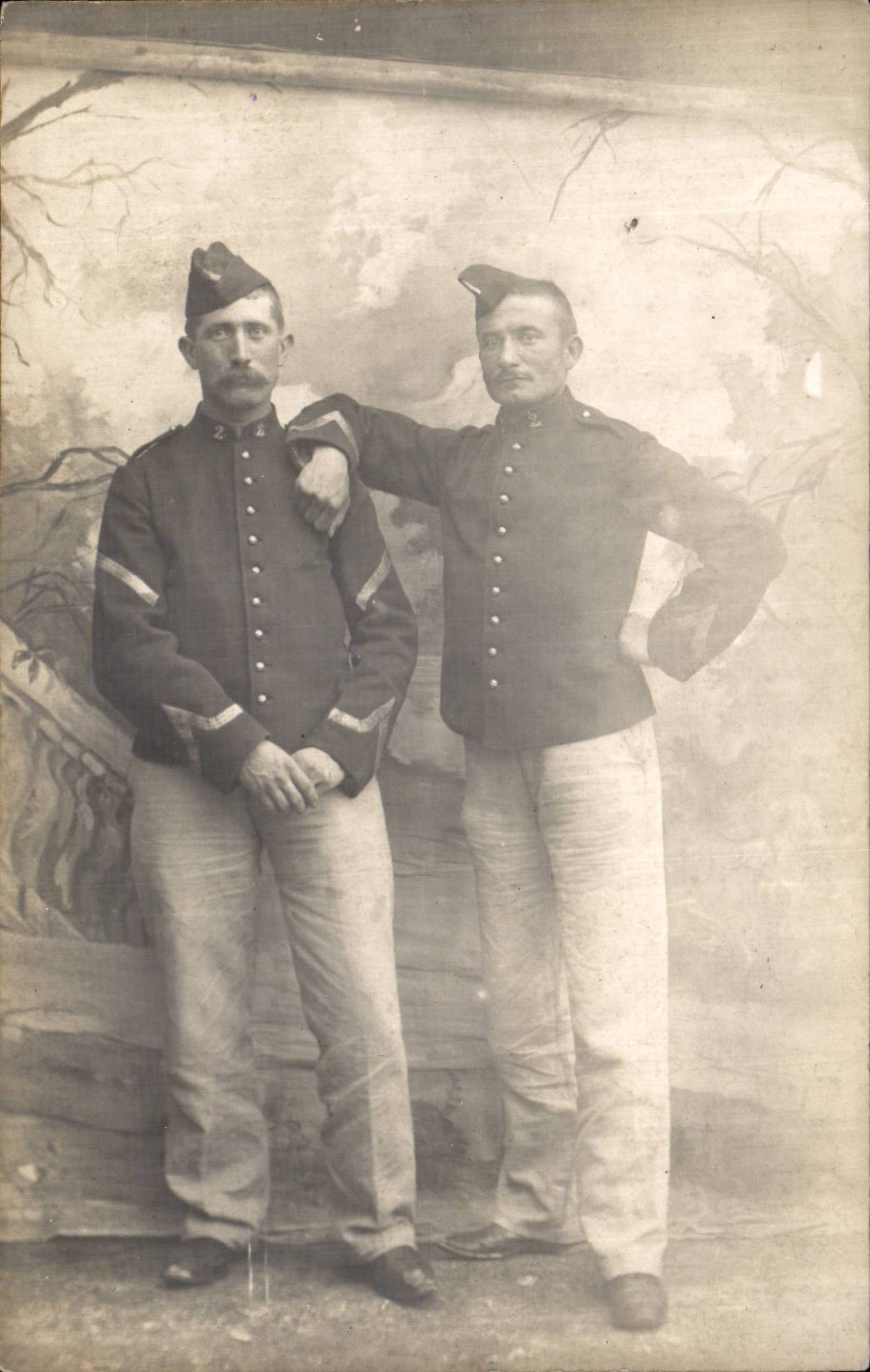 Deux soldats en uniforme — pose studio — B. Fauillement, Paris