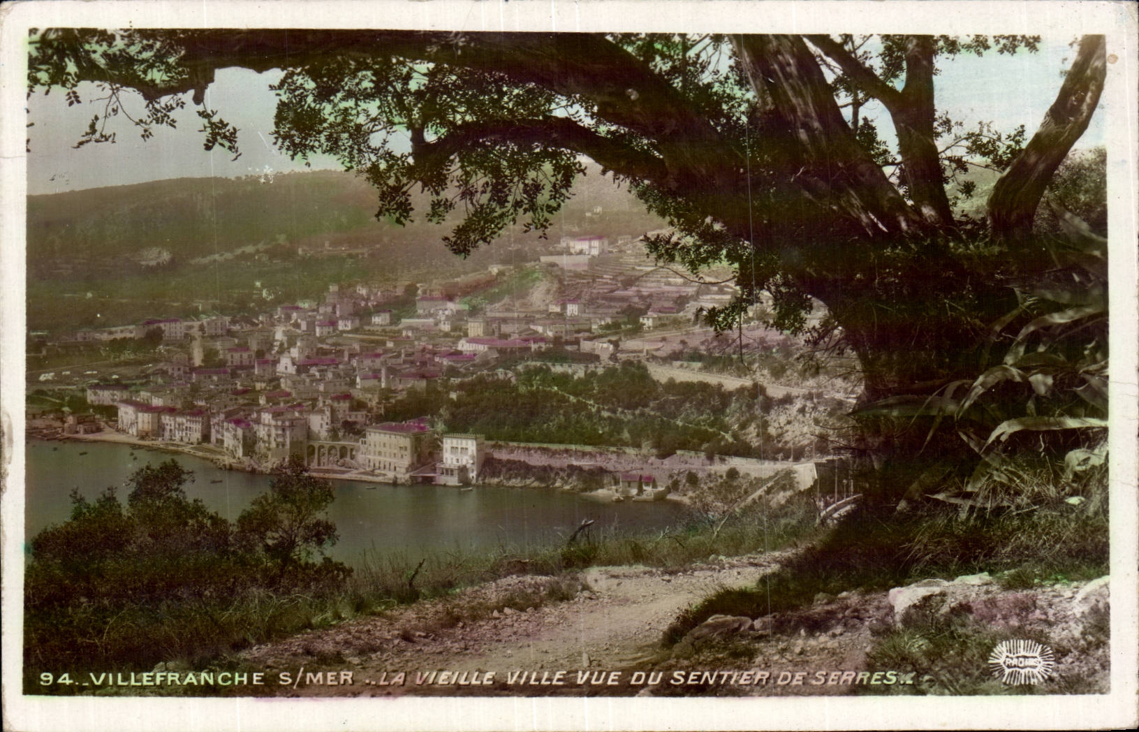 Villefranche-sur-Mer — La vieille ville vue du sentier de Serres — Éditions Compagnie Villefranche