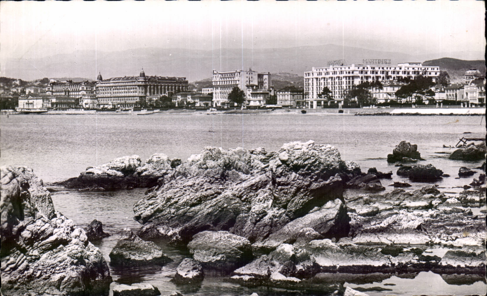 Cannes - Les Hotels vue de la pointe de la Croisette - CPA 