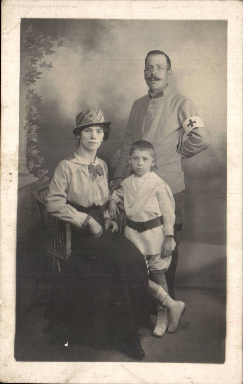 CARTE HOTO Militaria Soldat en famille Croix rouge Red cross