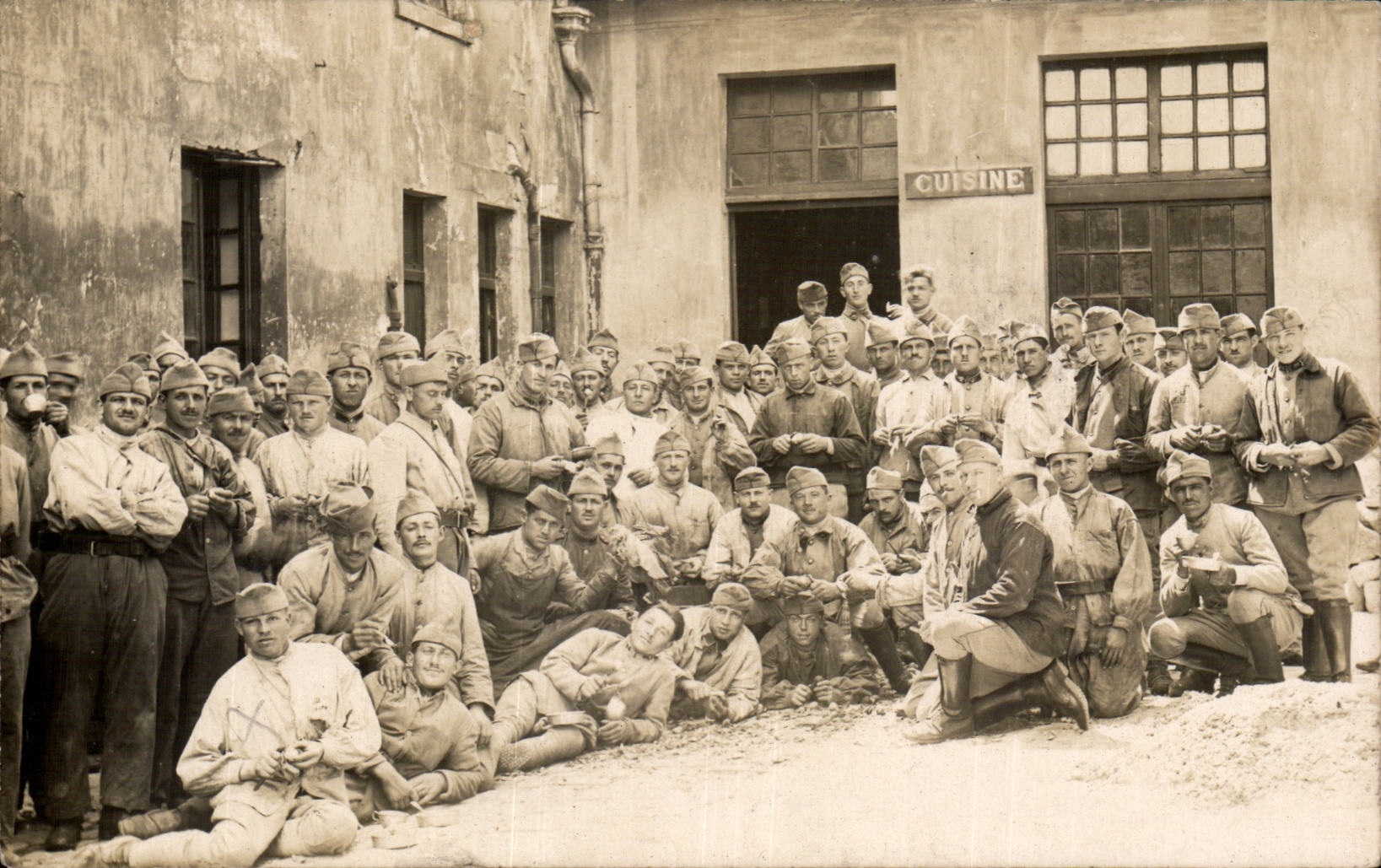 Soldats en uniforme — groupe devant une cuisine — carte postale datée 1931