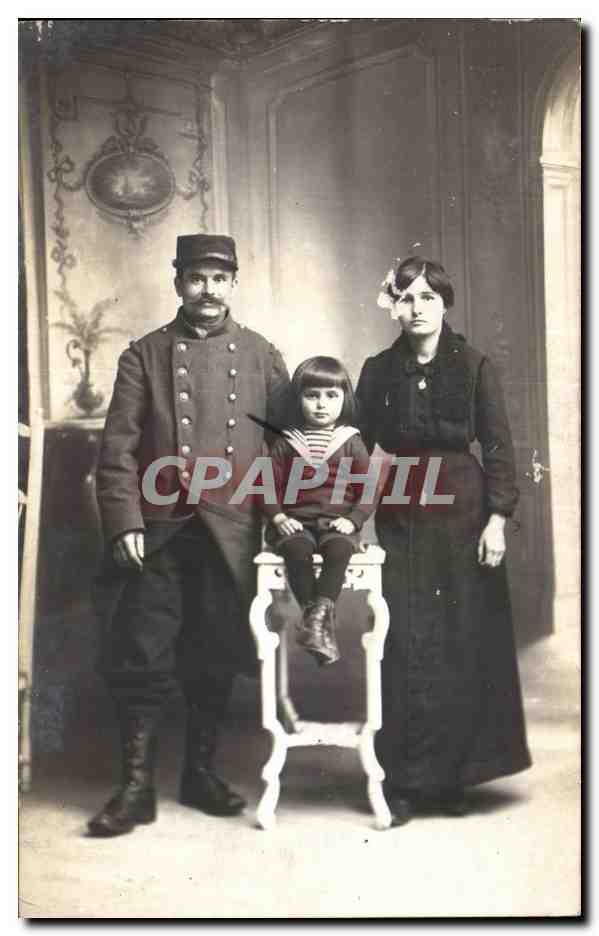 CARTE PHOTO Militaria Soldat en famille