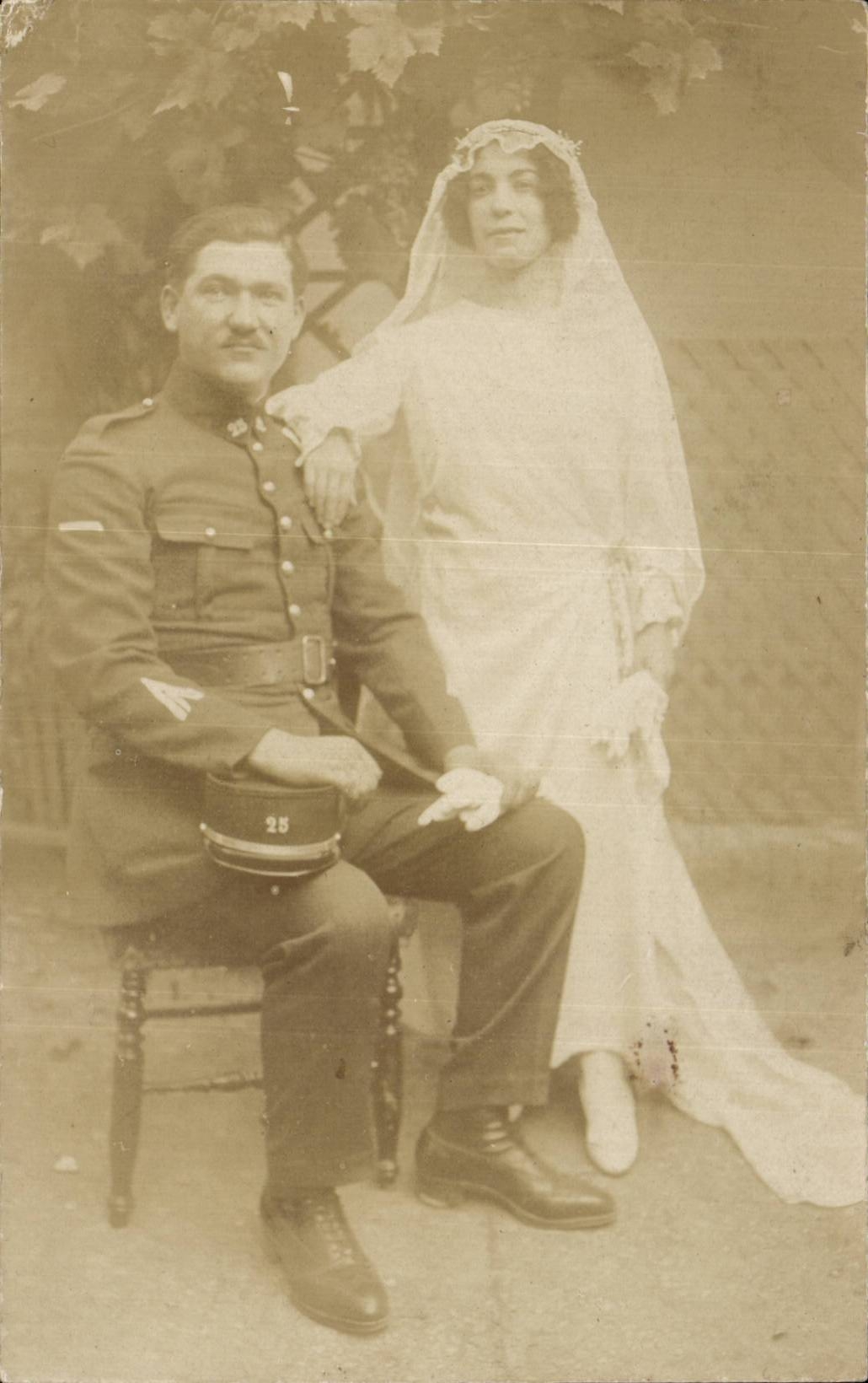 CARTE PHOTO Militaria Soldat le jour se son mariage 1923