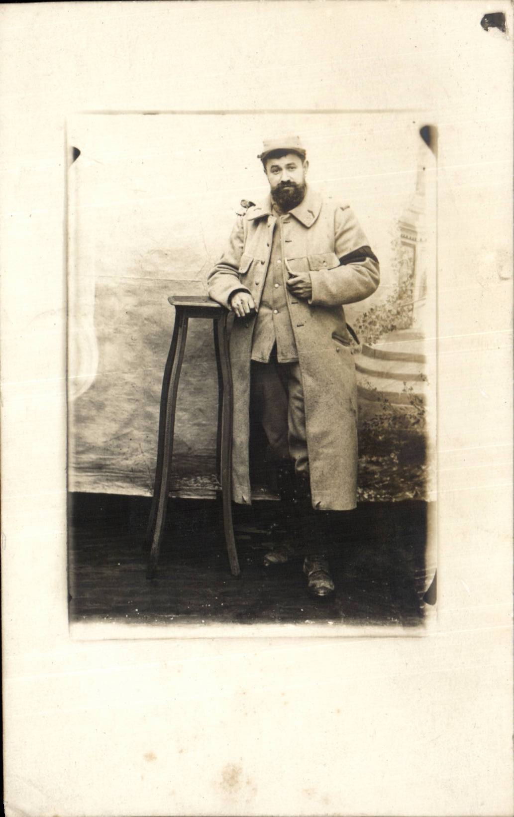 Soldado en uniforme — estudio fotográfico — tarjeta postal