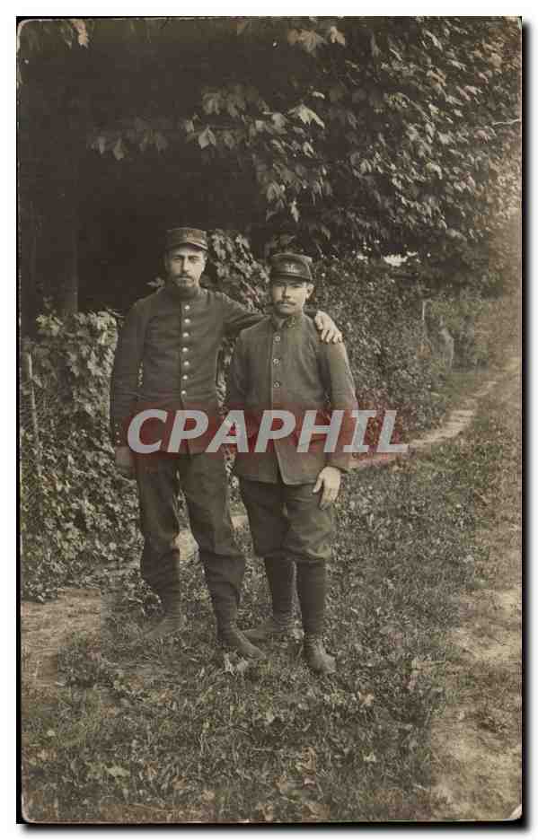Deux soldats en uniforme — arrière-plan végétal — éditeur non identifié