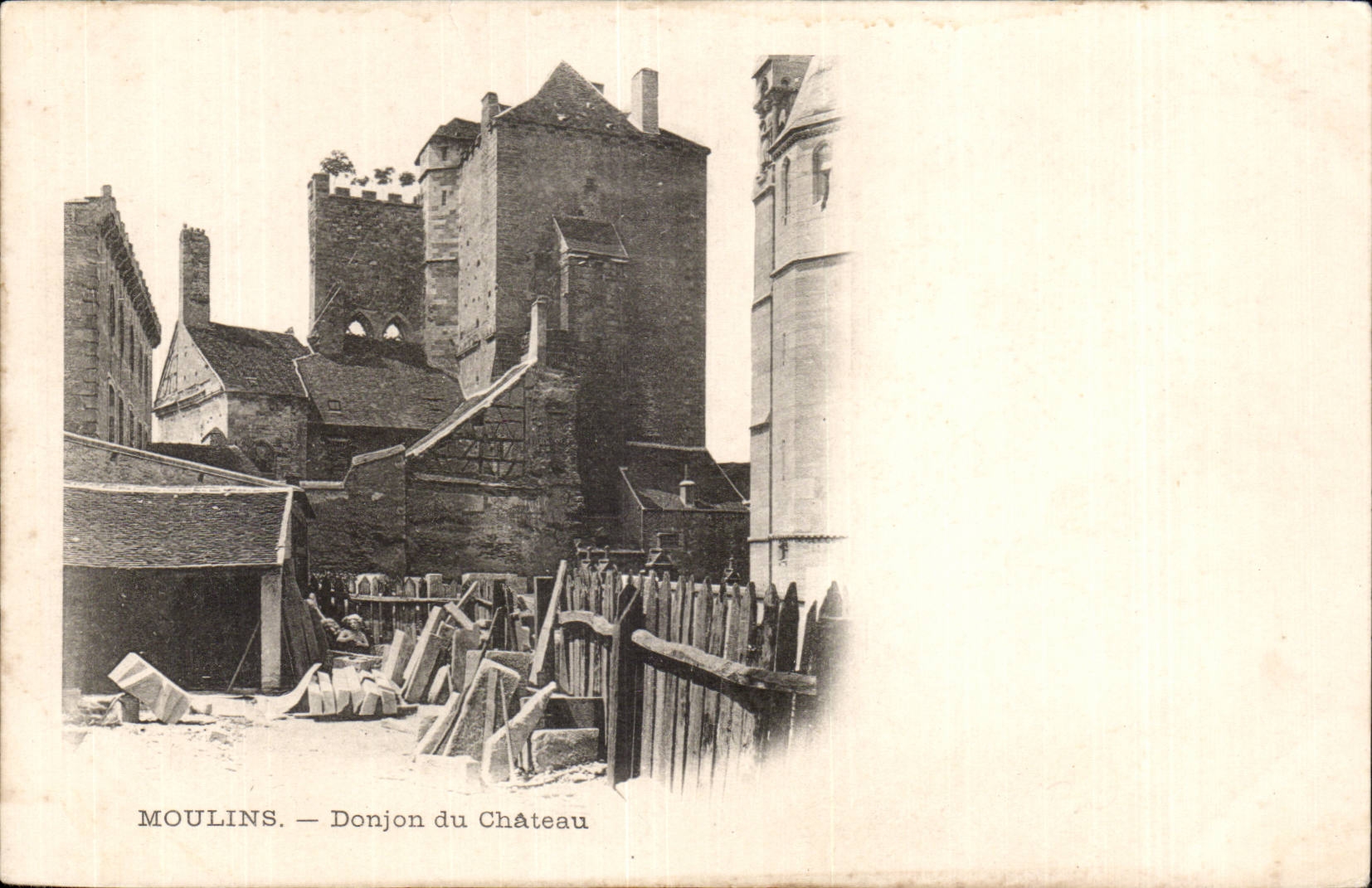 Moulins - Donjon du Chateau - CPA