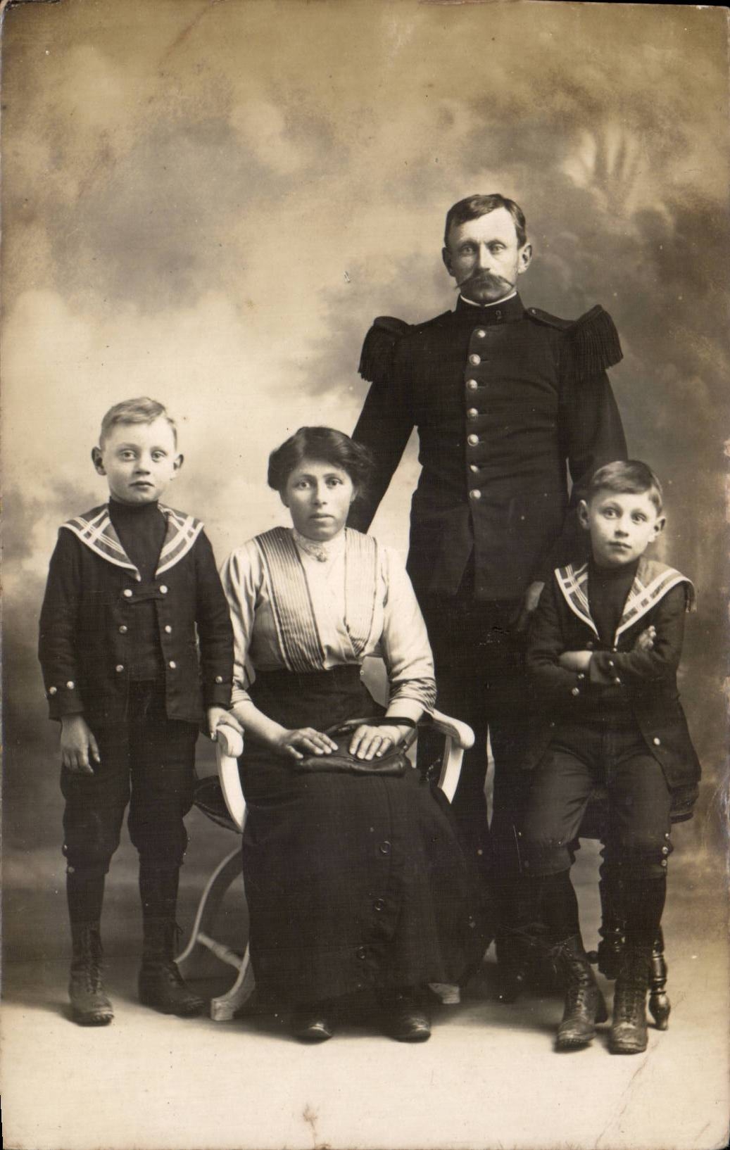 CARTE PHOTO Militaria Soldat Officier et sa famille
