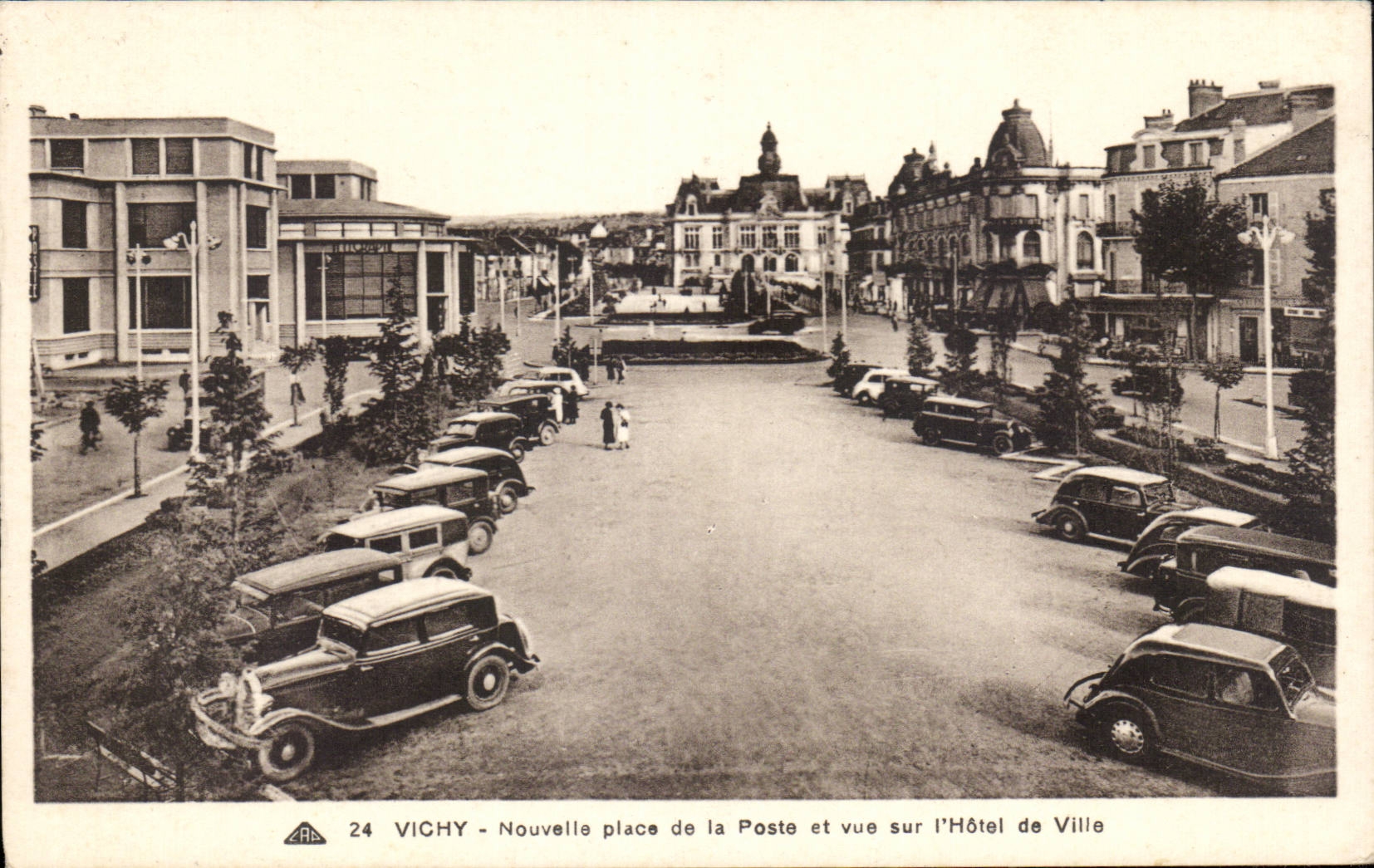 Vichy - Nouvelle Place de la Poste - L Hotel de Ville - CPA 