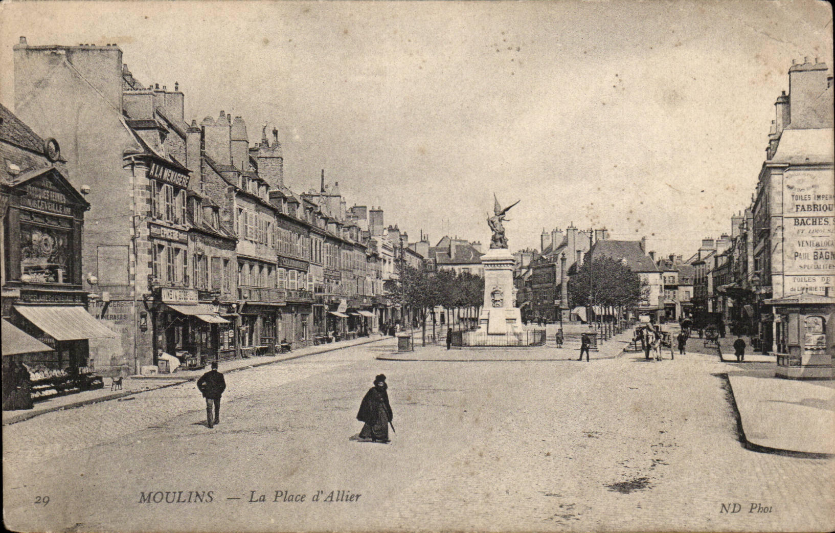 Moulins - La Place l Allier - CPA 