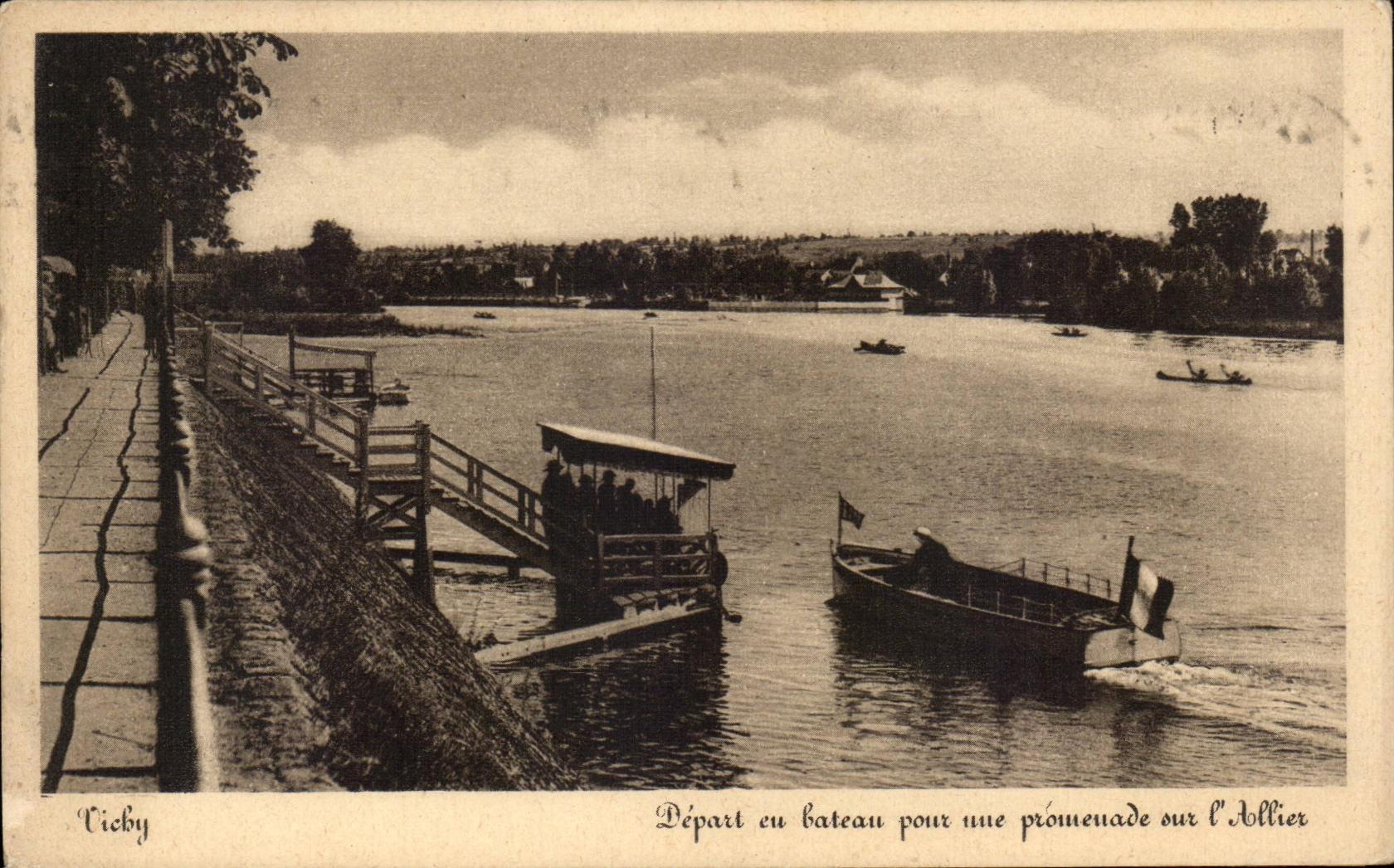 Vichy — Départ en bateau pour une promenade sur l'Allier — éditeur inconnu