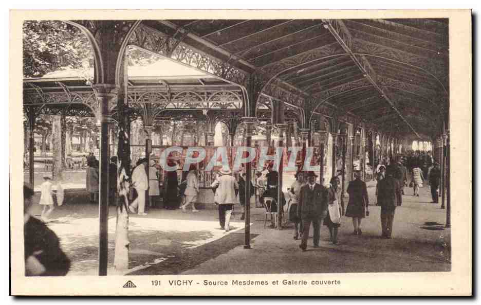 Vichy - Source Mesdames et Galerie couverte - CPA 