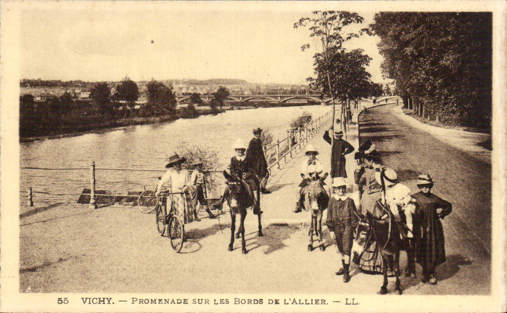 Vichy - Promenade sur les bords de l Allier - velo - ane - donkey - CPA 