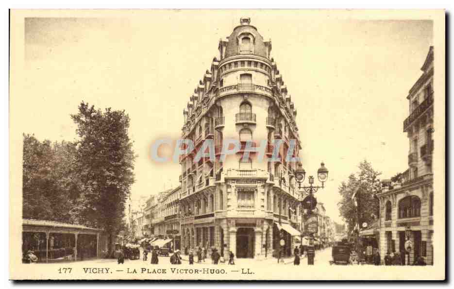 Vichy - La Place Victor Hugo - CPA 