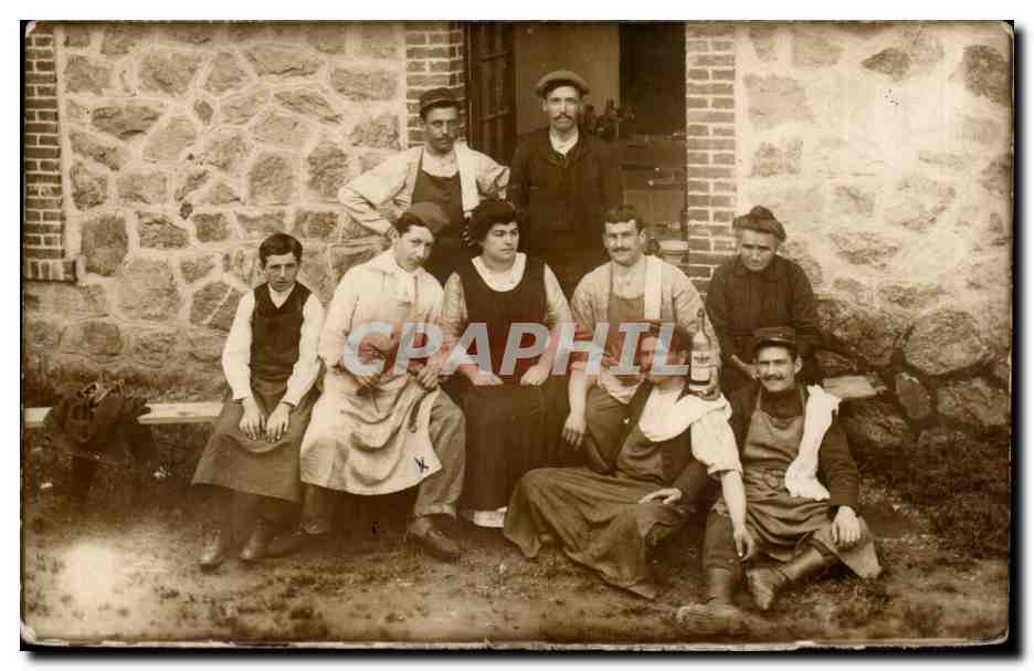 Gruppo di lavoratori davanti a un muro di pietra — editore non identificato, numero di serie non visibile