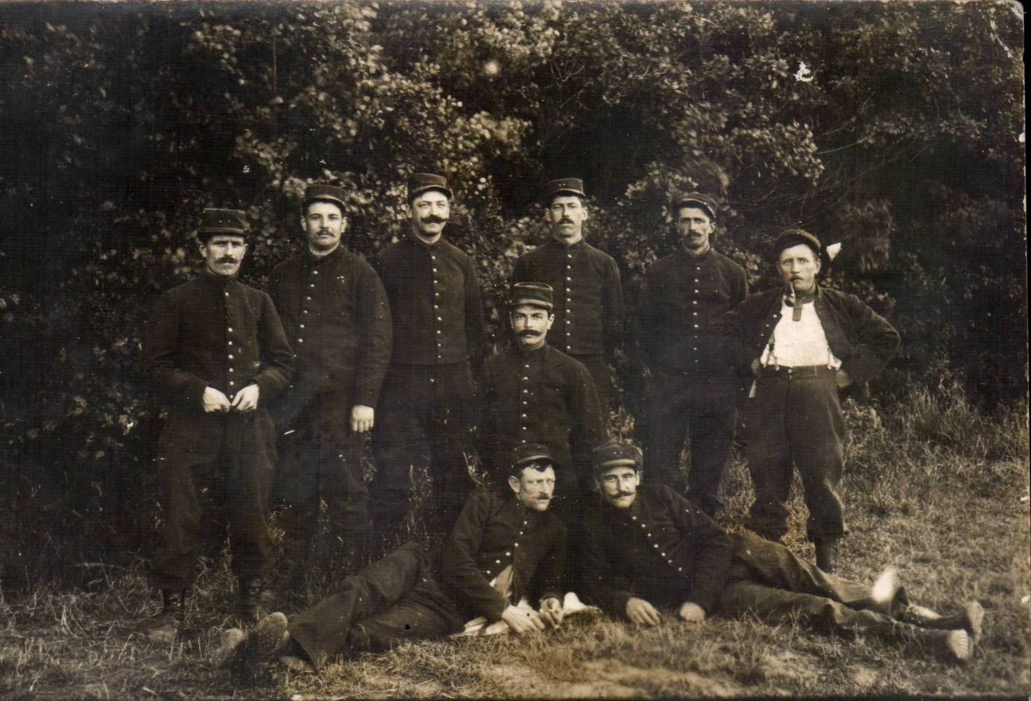 Gruppo di soldati — uniformi scure e baffi — fotografia di A. Maranot, Chât. Viroux