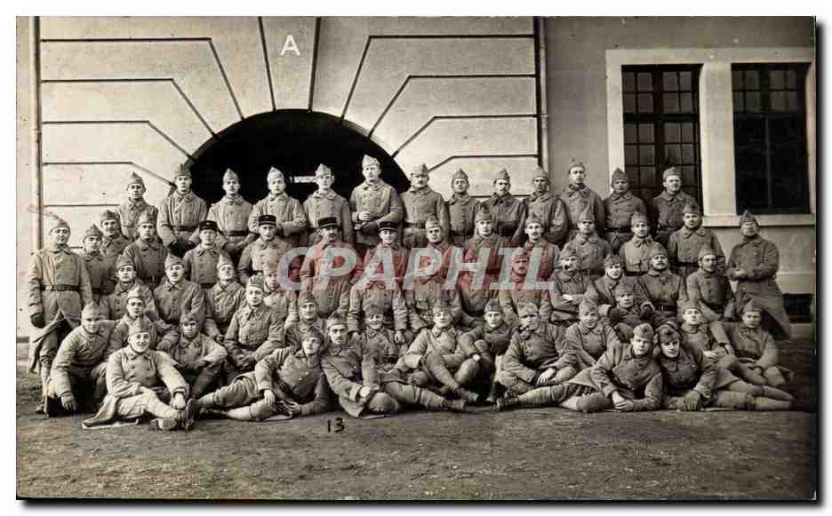 Groupe de soldats — devant un bâtiment avec arcade — éditeur A. A. (n°13)