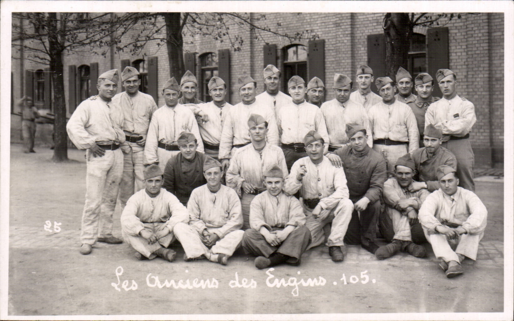 CARTE PHOTO Militaria Soldats Les anciens des engins