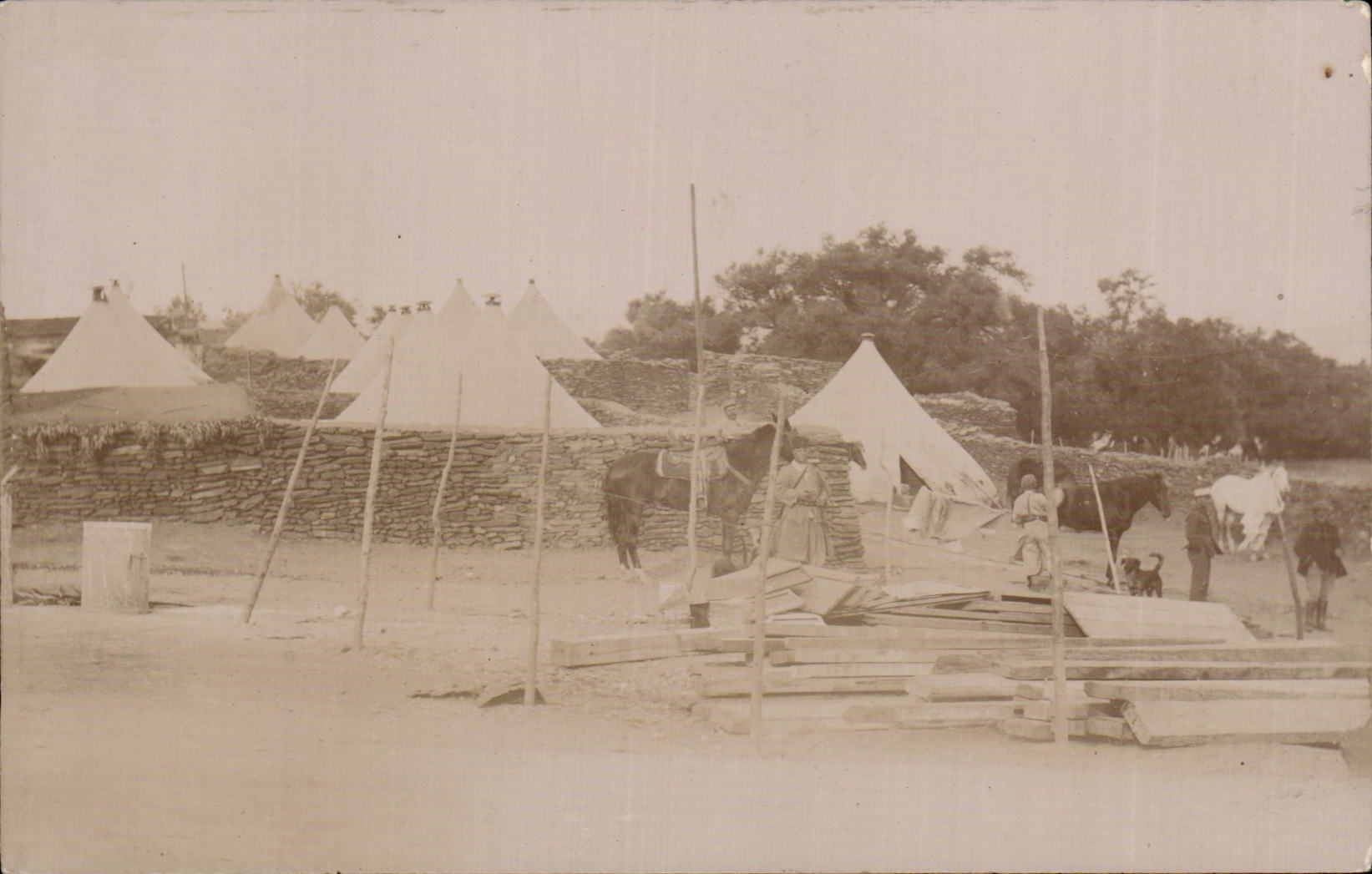 CARTE PHOTO Militaria Soldats Travaux dans le camp