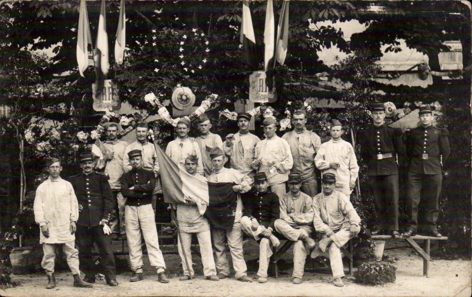Grupo de soldados — celebración militar — editor no identificado