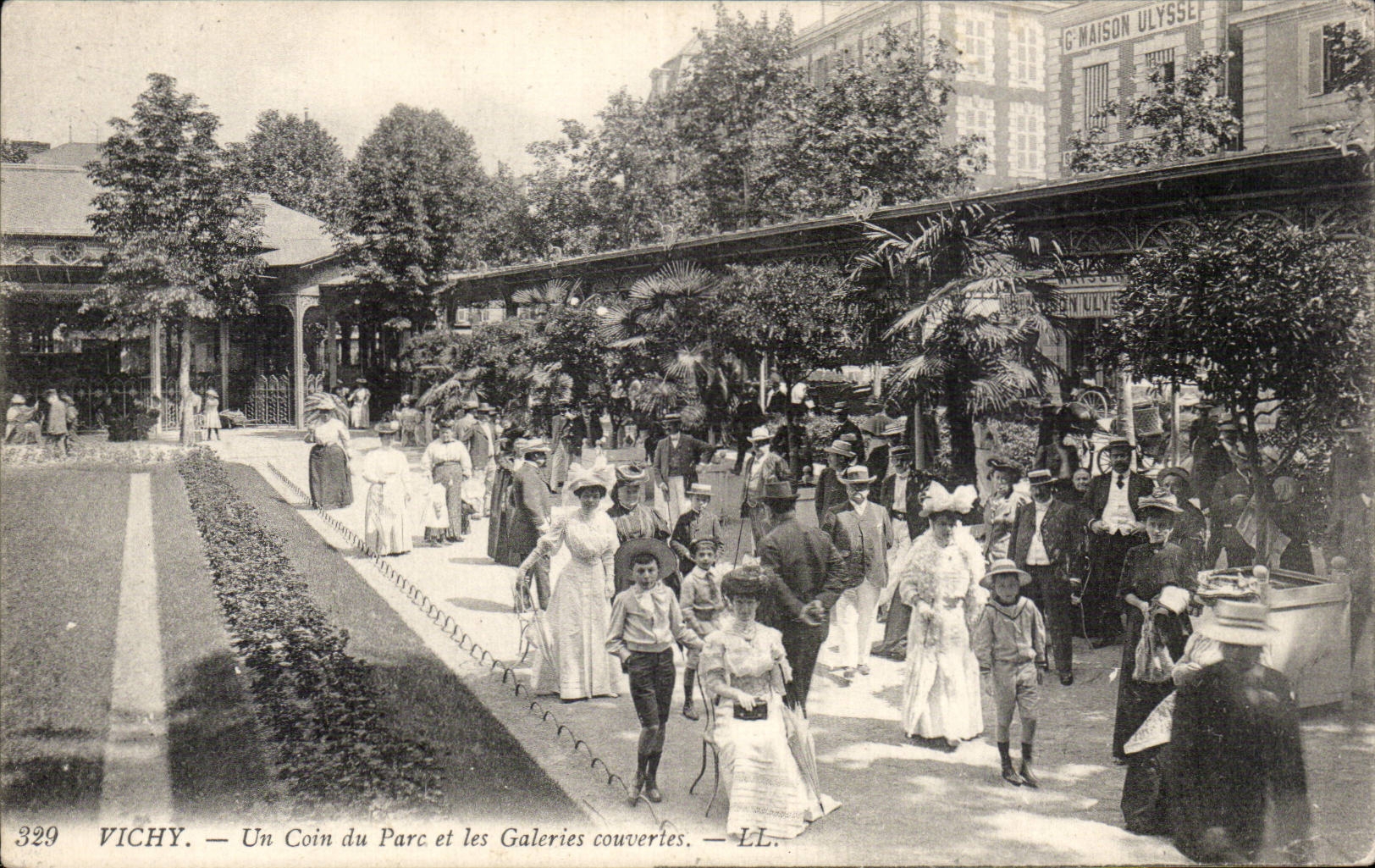 Vichy — Un Coin du Parc et les Galeries couvertes — LL.