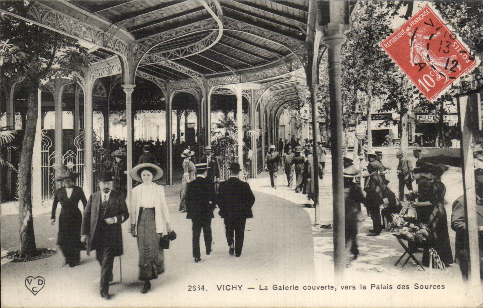 Vichy - La Galerie Couverte Marchande de fleurs - CPA 