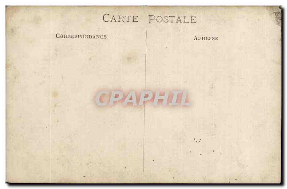 Famille devant un bâtiment en pierre — éditeur CPAPHIL, n° de série non visible — Reverso