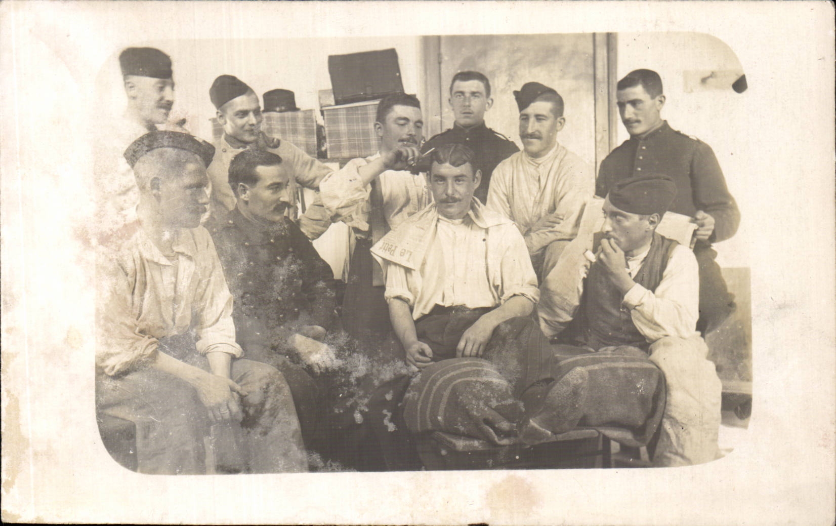 CARTE PHOTO Militaria Soldats Coiffeur