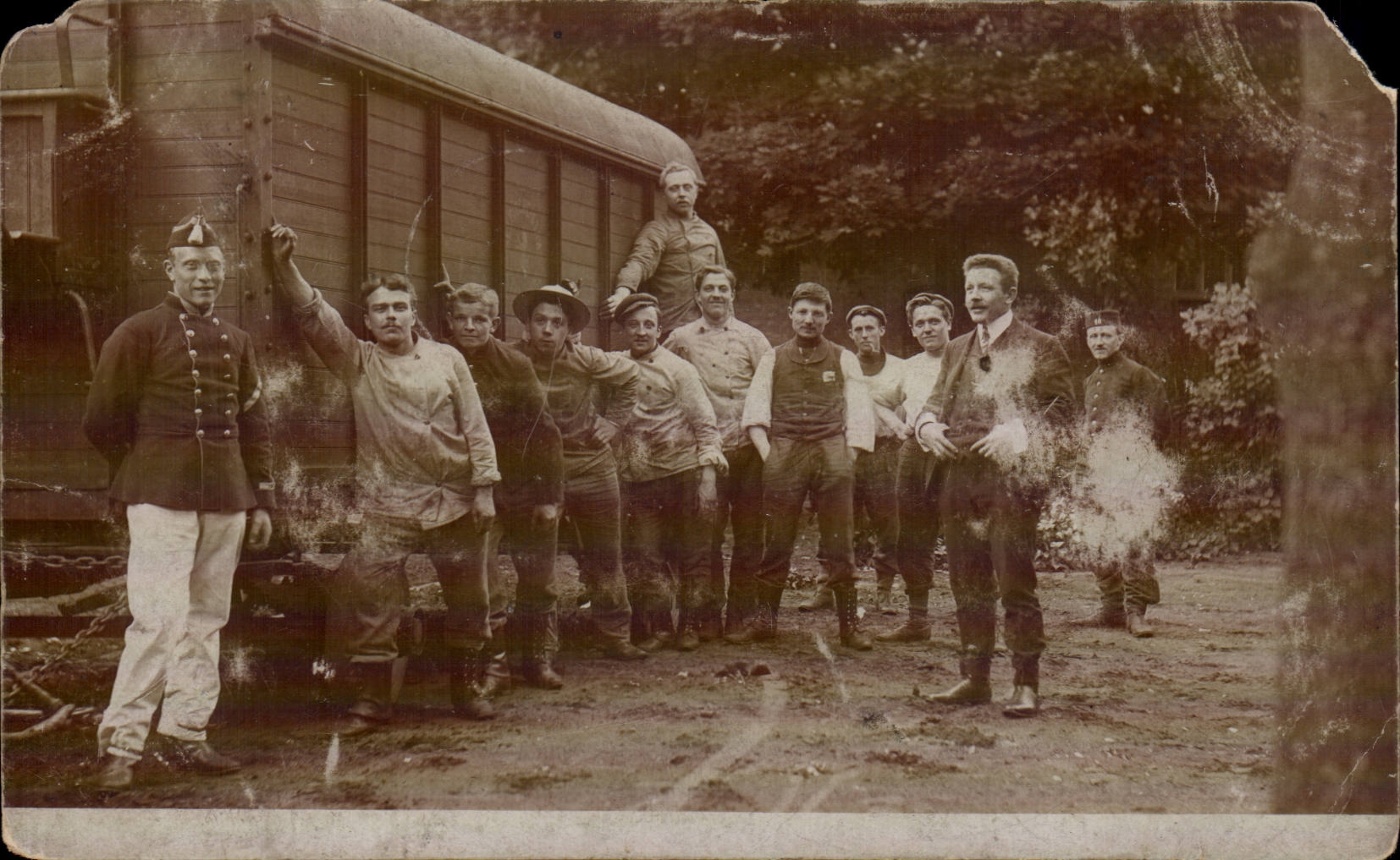 Groupe de travailleurs devant un wagon — Flobecq, 1909