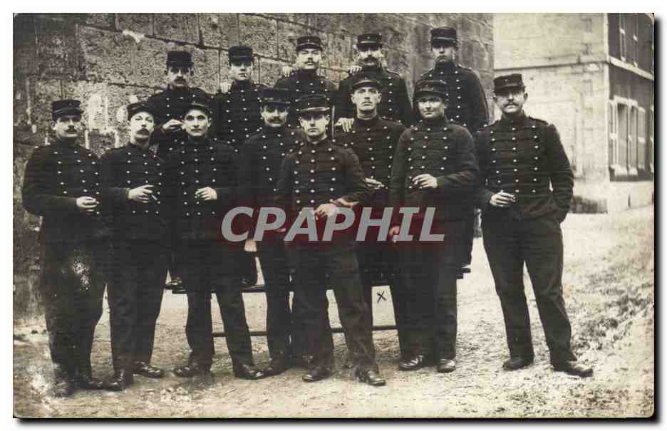 Groupe de soldats en uniforme — France — éditeur R. Gaillemont, Presplug et fils, Paris