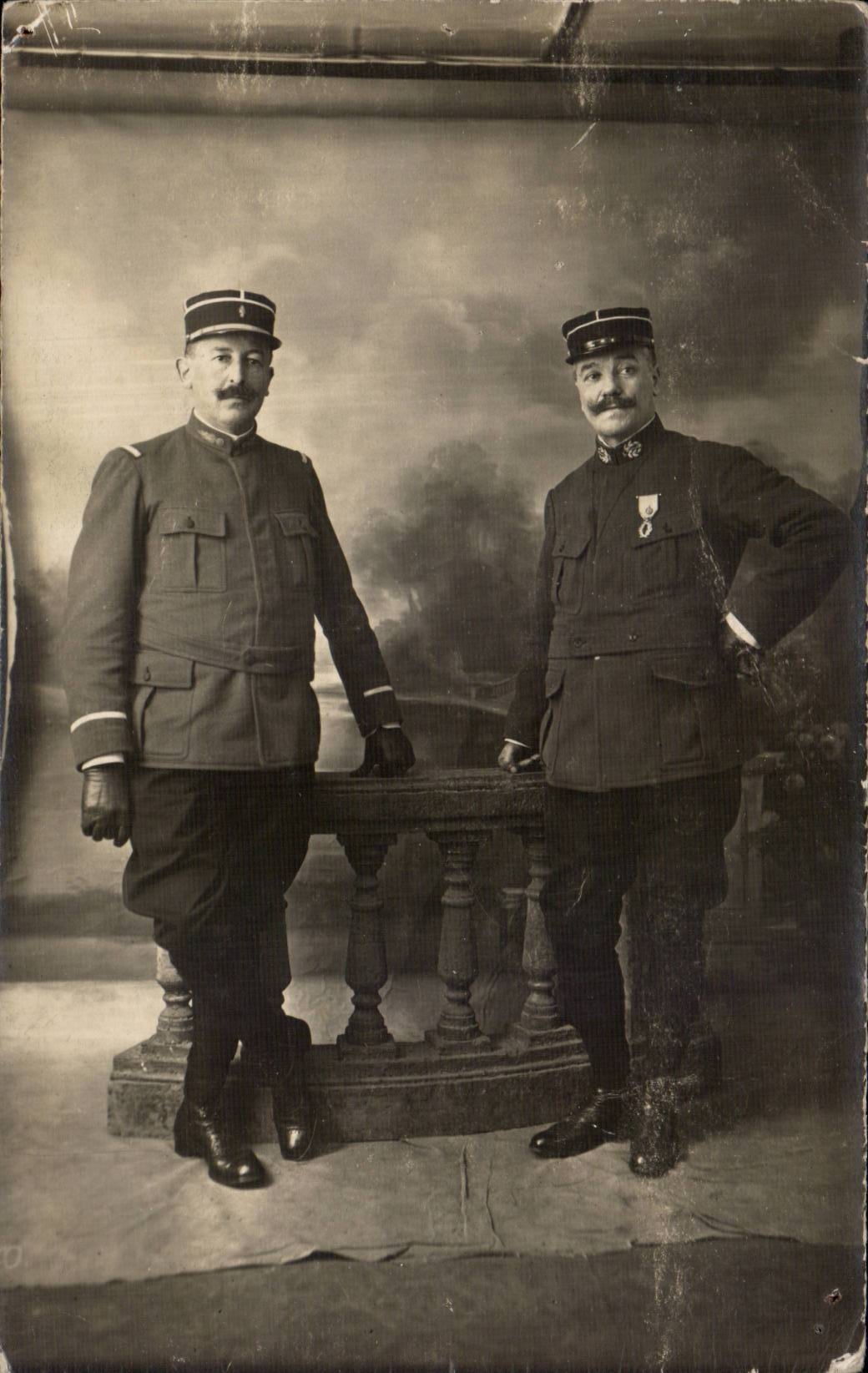 CARTE PHOTO Militaria Soldats officiers