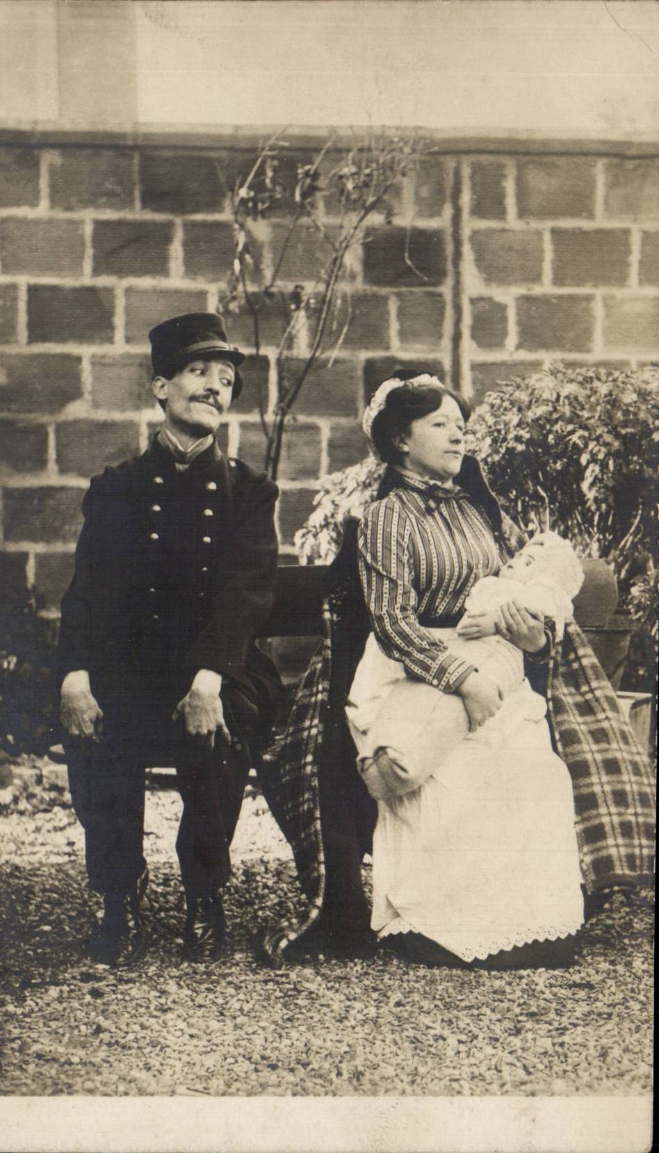 Soldat et femme avec enfant — scène de famille — éditeur non identifié