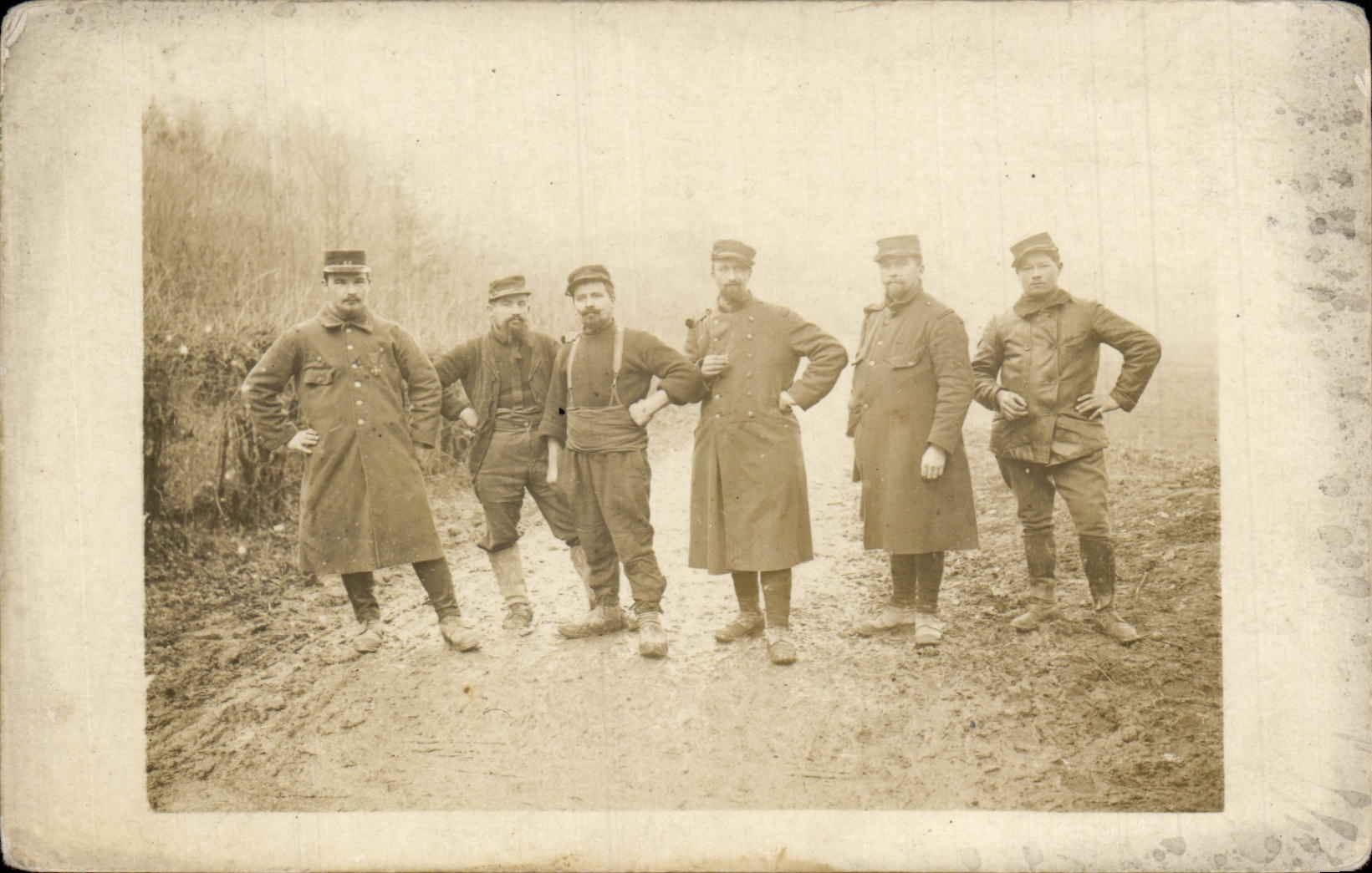 Cinq soldats — en tenue d'hiver — Carte postale datée 8 décembre 1913