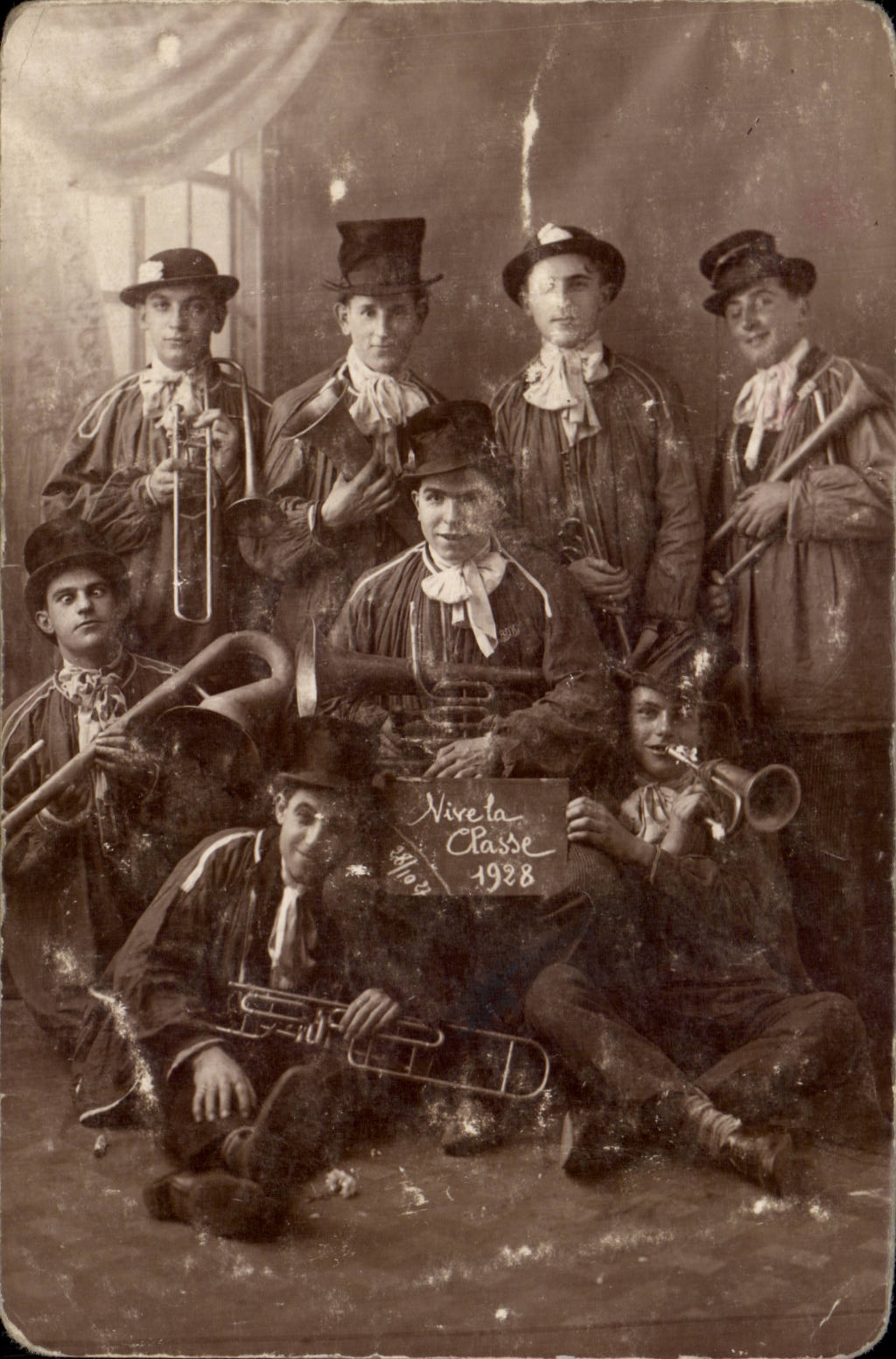 CARTE PHOTO Militaria Soldats Vive la classe 1928 TRombone Cuivres TRompette